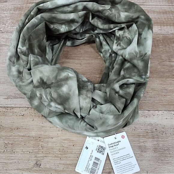 New! Lululemon Customizable Snap Scarf Diamond Dye Sage Green Olive - Picture 4 of 7